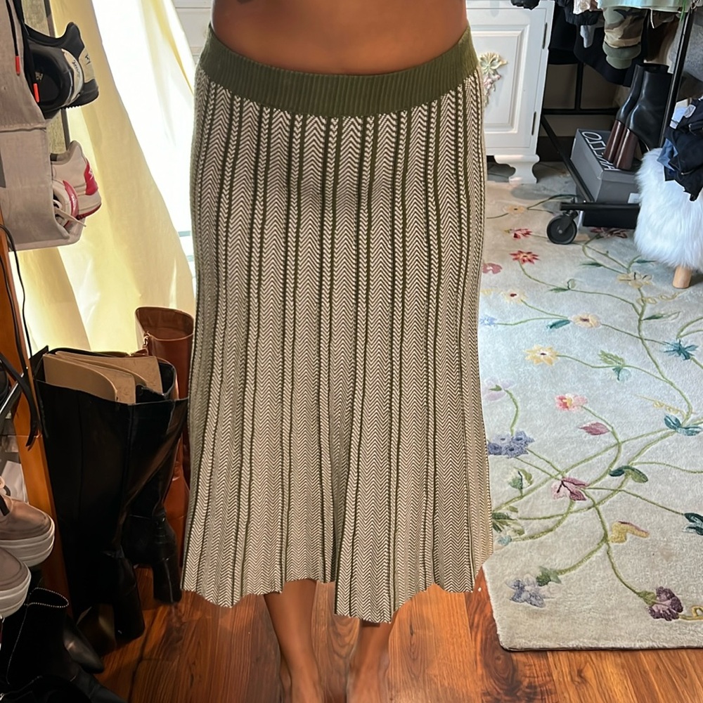 Olive green and white printed knit skirt